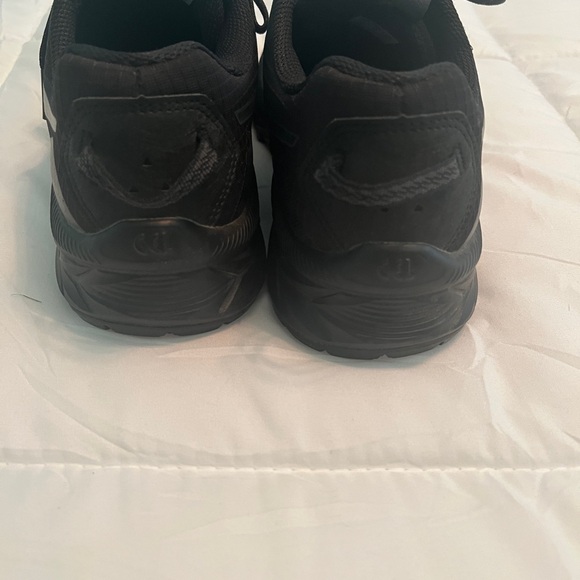 ASICS all Black Trail Running Shoes - Picture 8 of 8